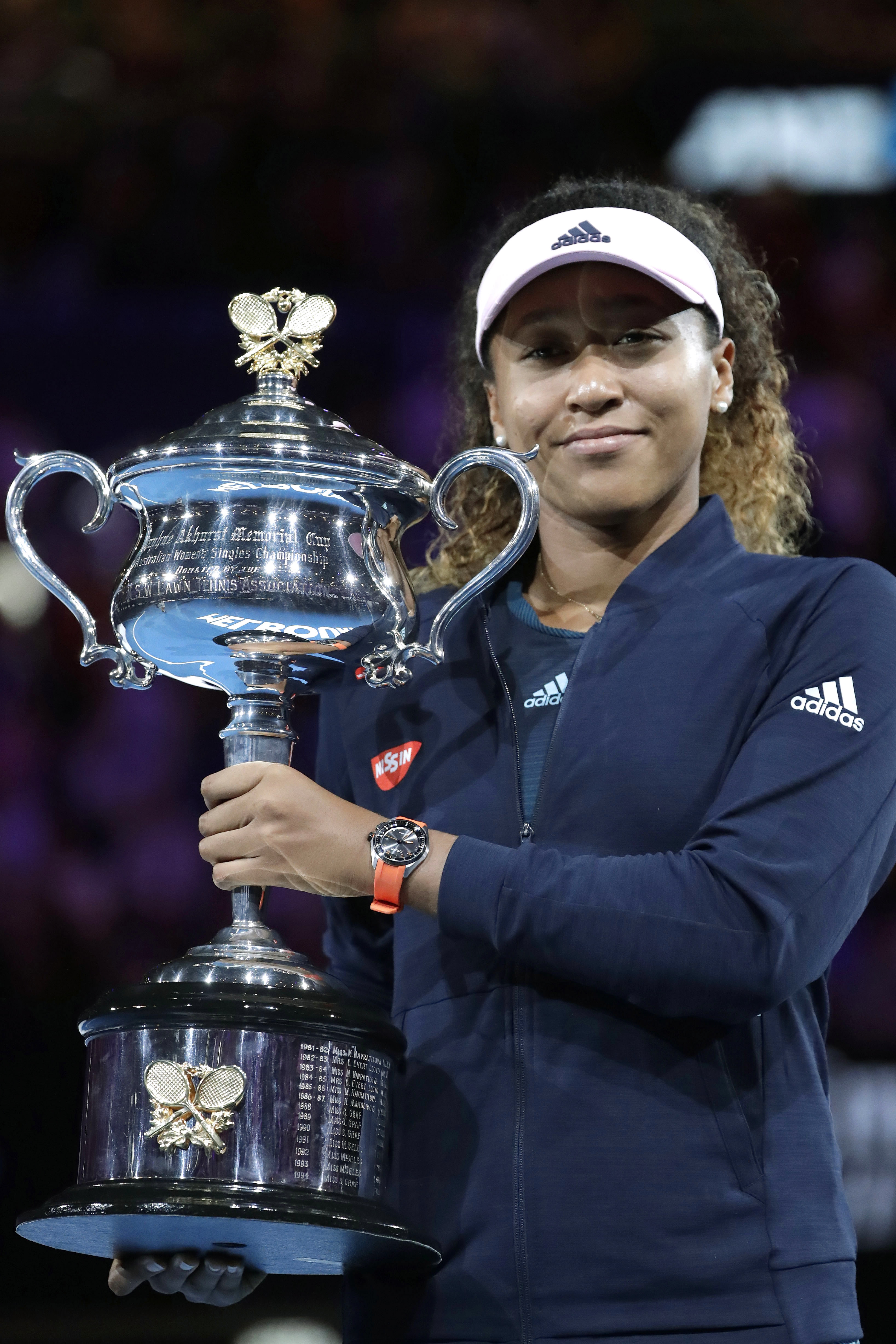 爱游戏体育下载大坂直美回归赛场，惊险取胜首场状态亮眼，中国队观众沸腾！(大坂直美是哪里人)