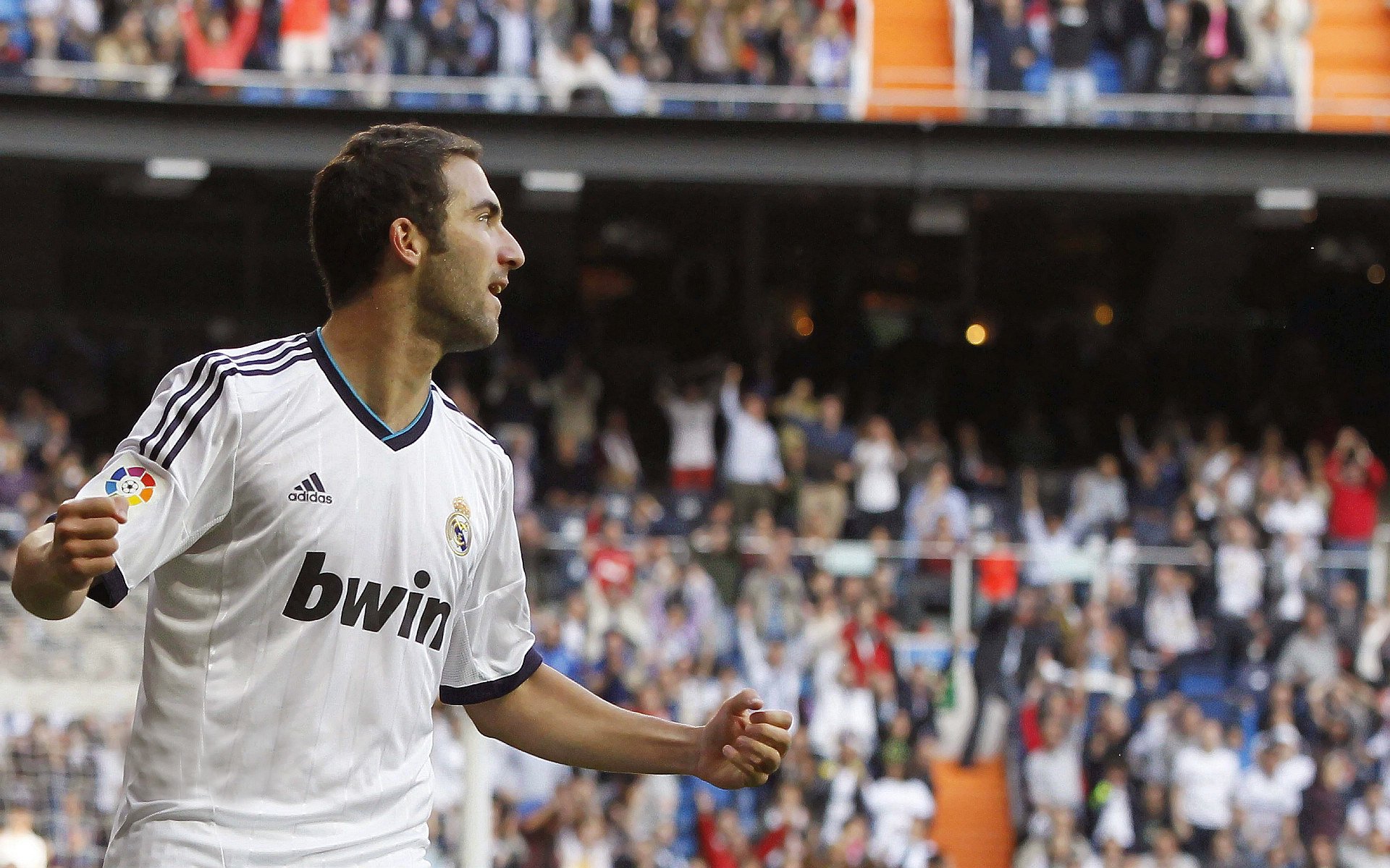 爱游戏APP-F1赛车赛场焦点！阿根廷队对阵俄罗斯队，年轻新星表现惊艳，未来可期